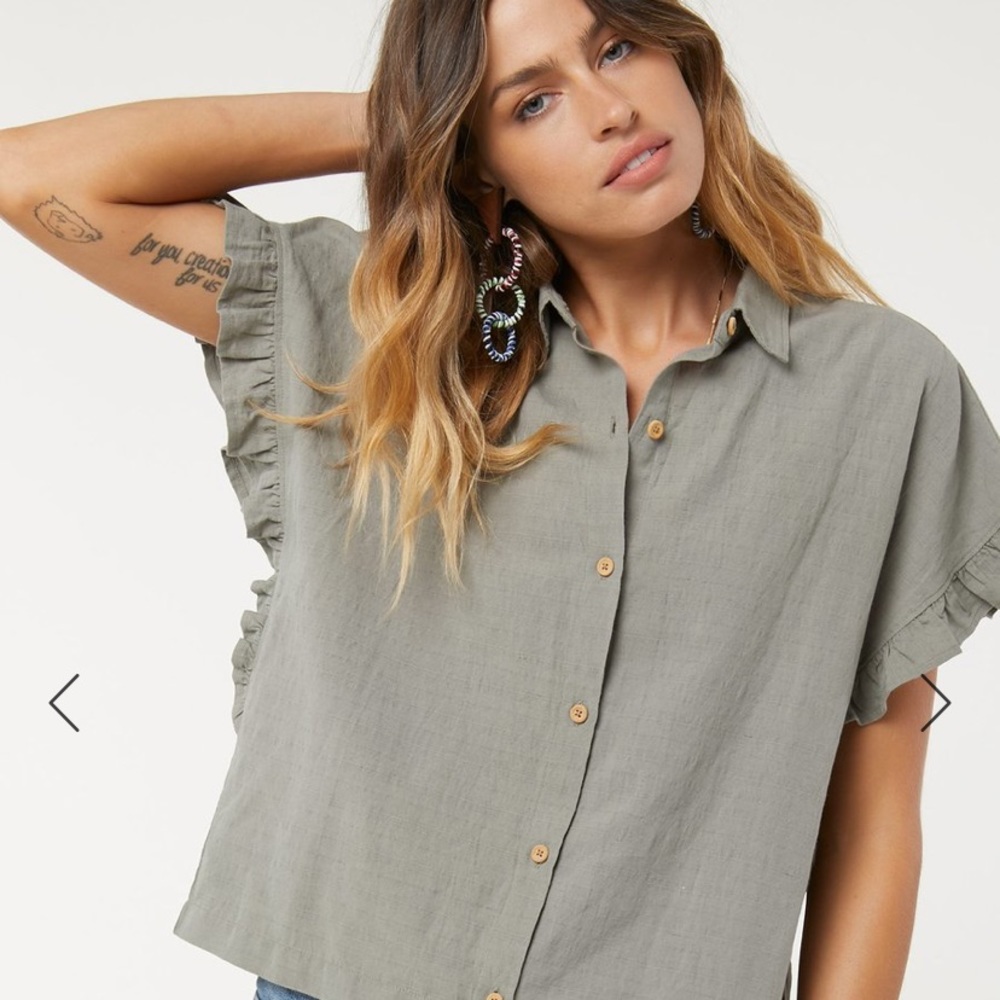 O’Neil Olive Green Ruffle Sleeve Button Down ✨
